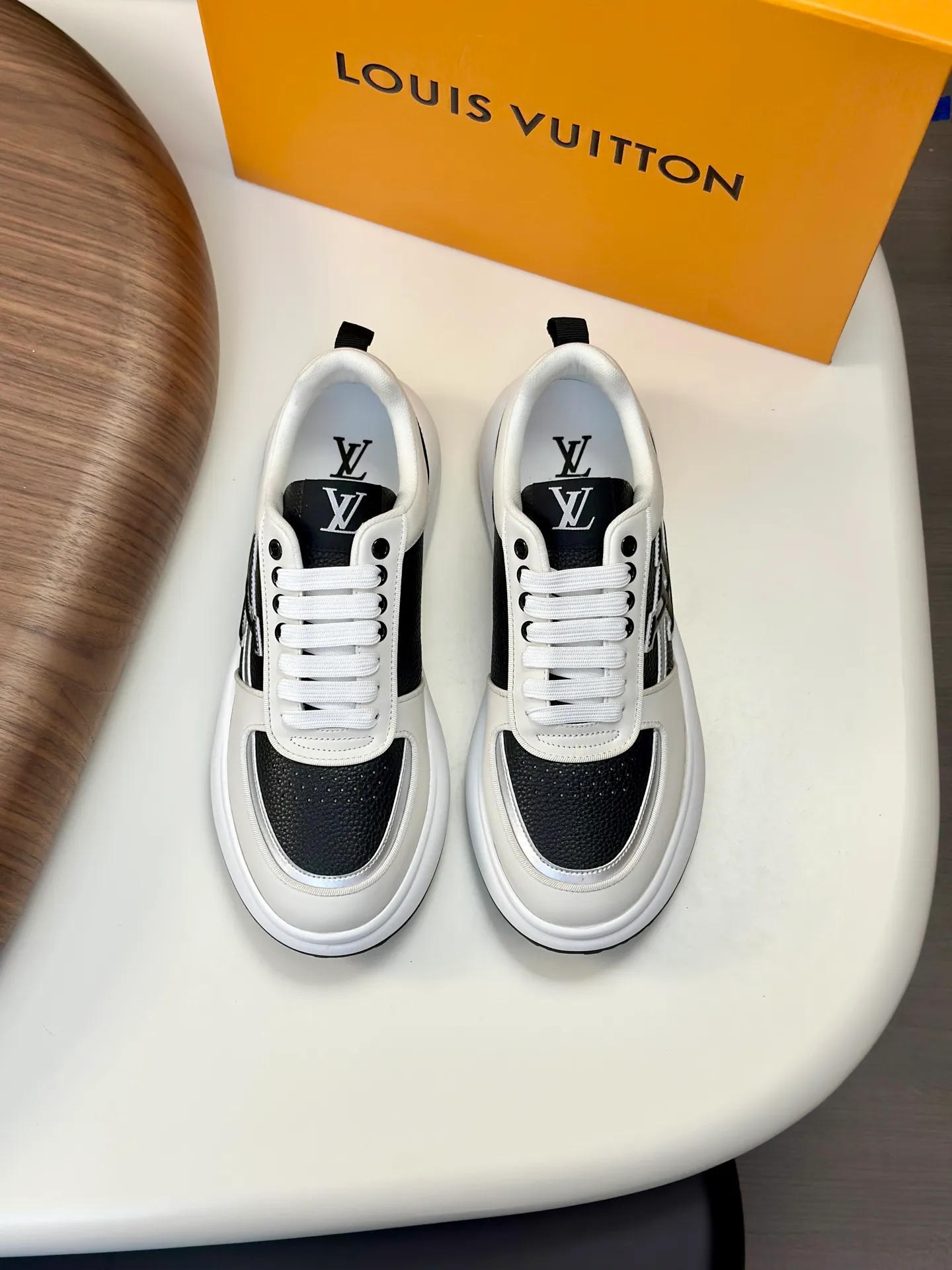 Men's shoes💰780 Lv 🔍Top purchasing agent🇮🇹 Louis Vuitton, the sports sneaker counter is synchronized, the uppers are imported from Italy, high-quality splicing colorful and complex crafts, the imported mesh padding is soft and comfortable, soles: original soles specially provided by the original factory, T men's men's shoes 💰U exclusive movable molded soles are super comfortable, original factory and single goods, 🔍🔍high quality, you can enter and leave the counter at will, welcome to compare, code number 38-44 (customized 45)